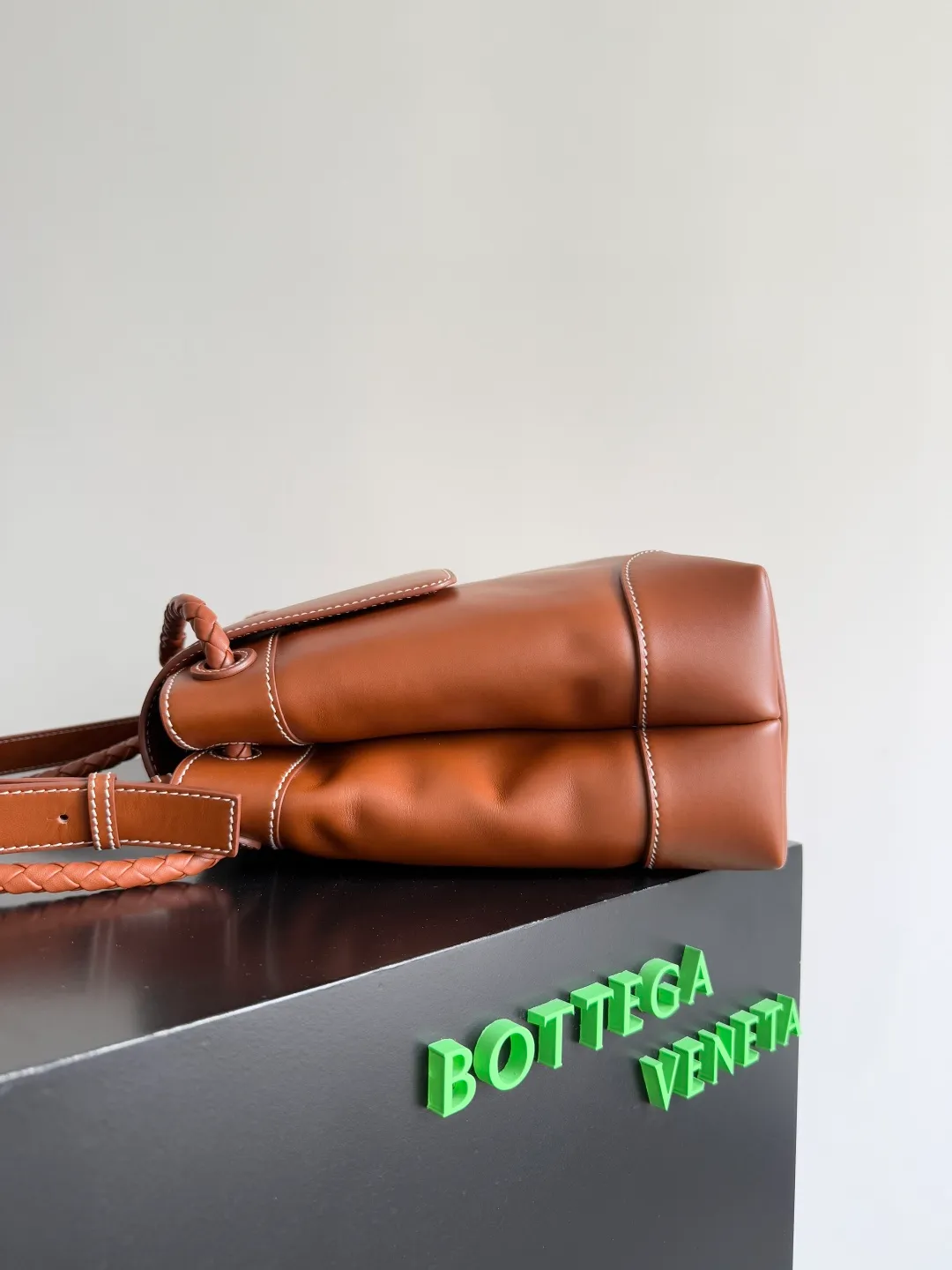 Batch 2460 BOTTEGA VENETA 2025 new men's ANDIAMO backpack Bottega Veneta's main recommendation is undoubtedly Andiamo. The first new favorite of 2025 is a men's splayed buckle bag. It can be seen that the designer has used many small ideas. The detachable cross-body strap is very convenient for elite office workers to carry their work diary. Reduce the burden on your hands when carrying office supplies. The interior is divided into two large compartments and a small zippered compartment. Unlike the women's model, the compartments here are not detachable. The fixed large single layer also makes it easier to pack lightly when going out to work and avoids the accumulation of too many small items. Style number: 807715 Size: 37*26*13cm